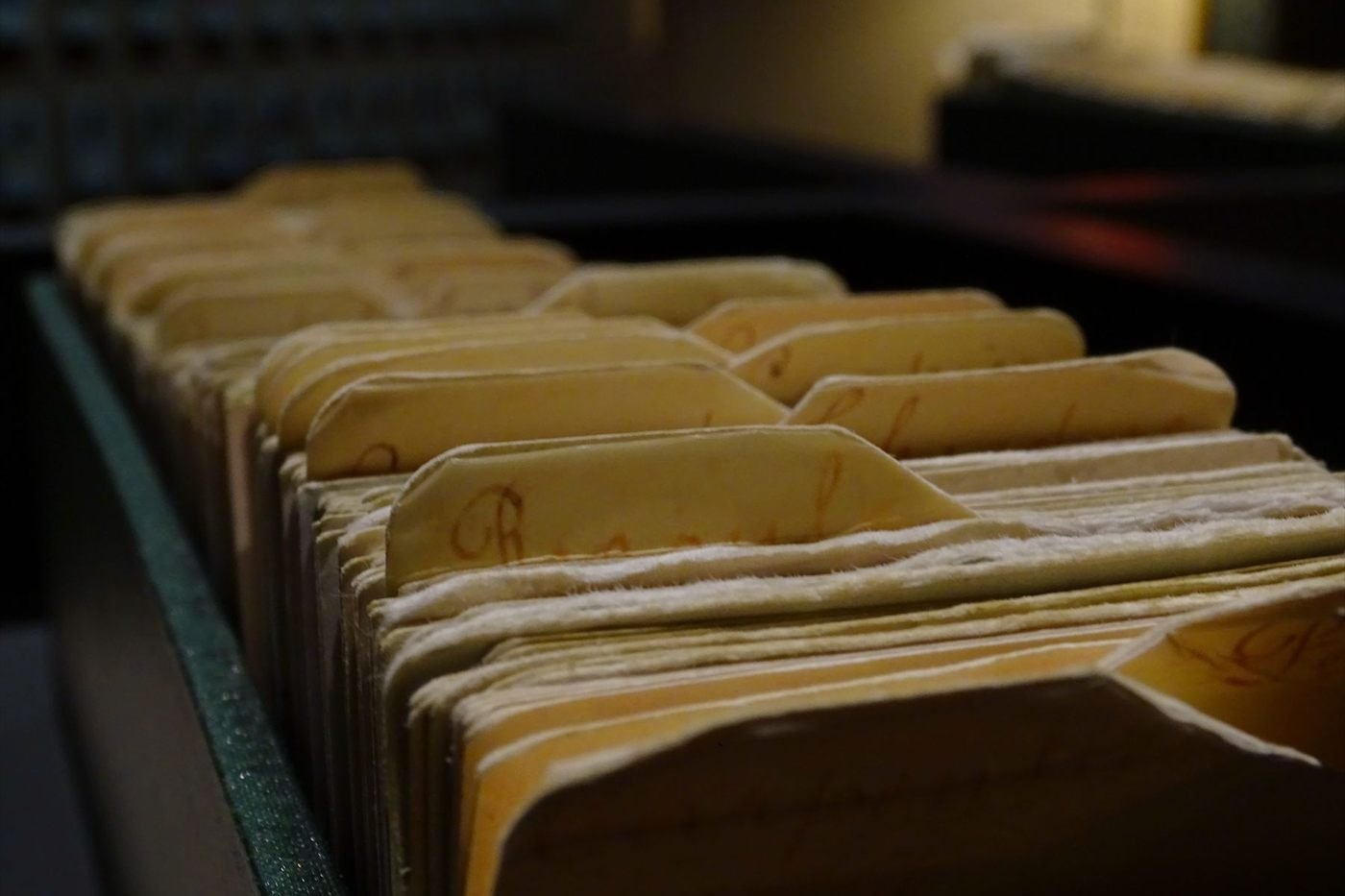 Reihe von Hängeregistern in einem Aktenschrank