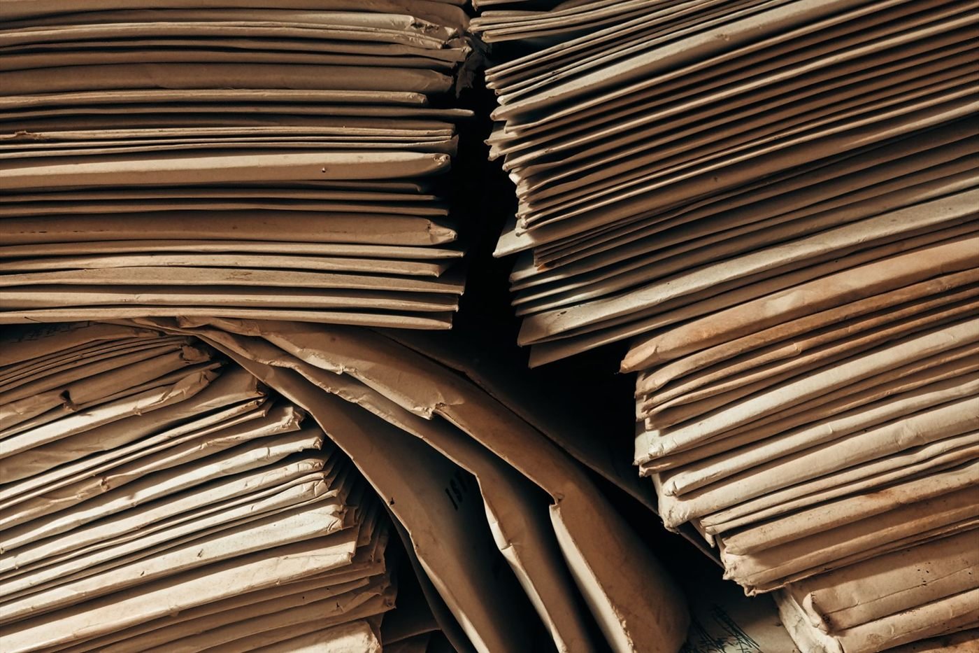 Gestapelte Aktenordner und Papierunterlagen im Archiv