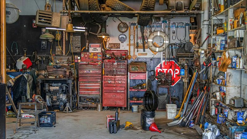 Vollgestellte Garage mit Werkbank, Werkzeug und angesammeltem Hausrat