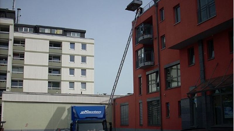 Möbellift der Firma Karsten im Einsatz an einem Mehrfamilienhaus