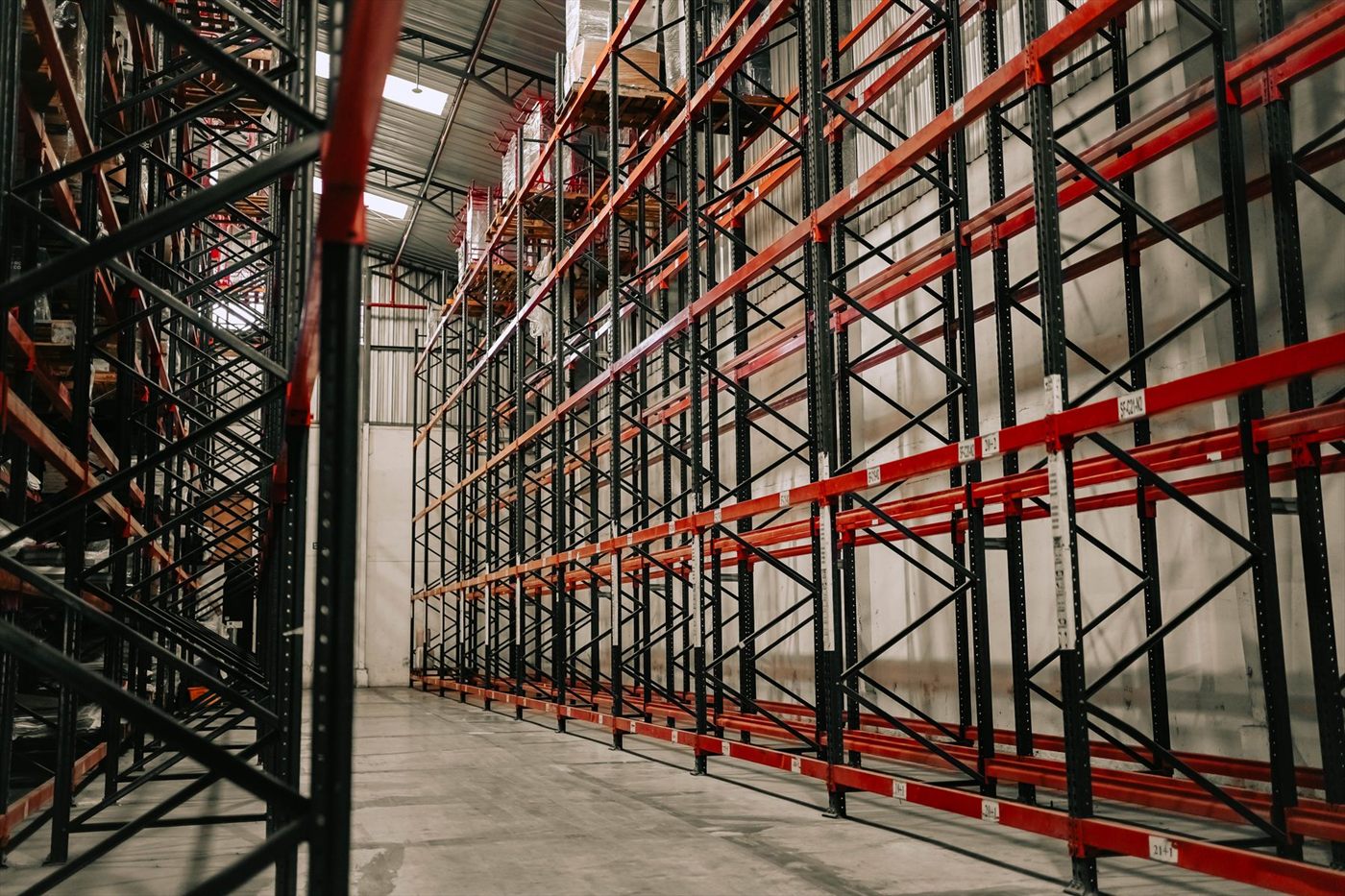 Hohe Regalreihen in einer gesicherten Lagerhalle